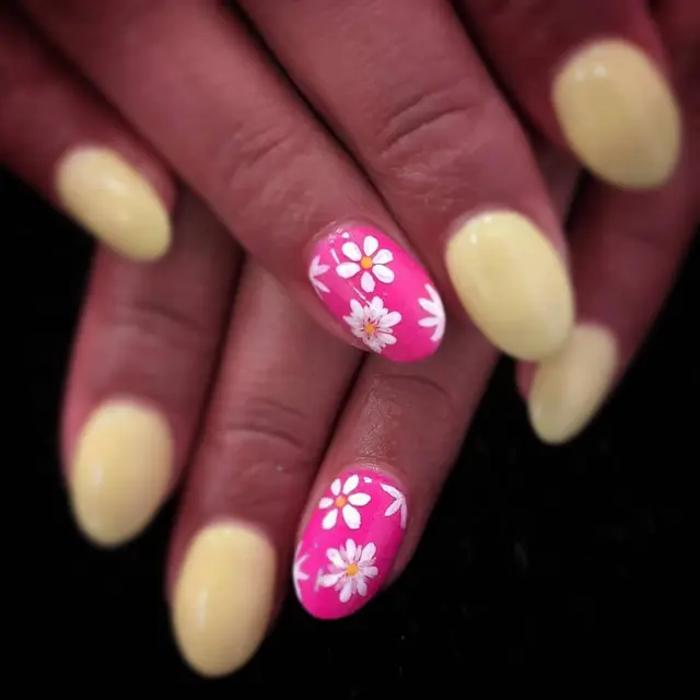 Marguerite (The colors on the 1st picture are closer from the reality than the 2nd) Contact me by pm for a nail art or…