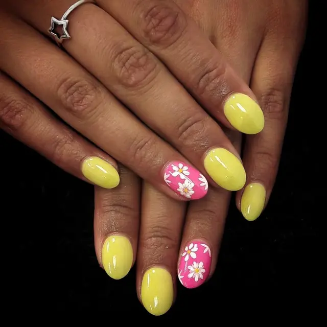 Marguerite (The colors on the 1st picture are closer from the reality than the 2nd) Contact me by pm for a nail art or…