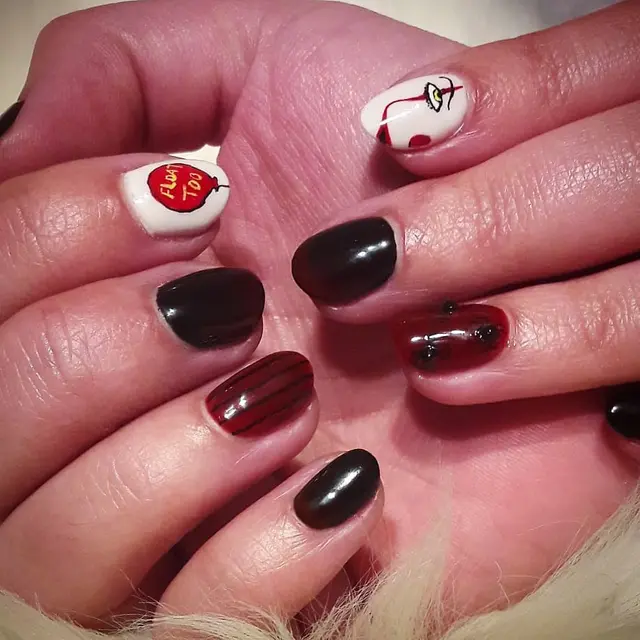 IT the clown classic for Halloween but so cool ^^ And some spiders because it's my phobia.