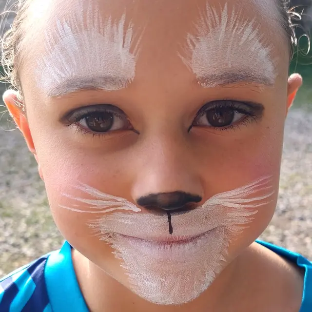 Maquillages de Noël féeriques Laissez la magie des fêtes illuminer les visages de vos enfants avec des maquillages…