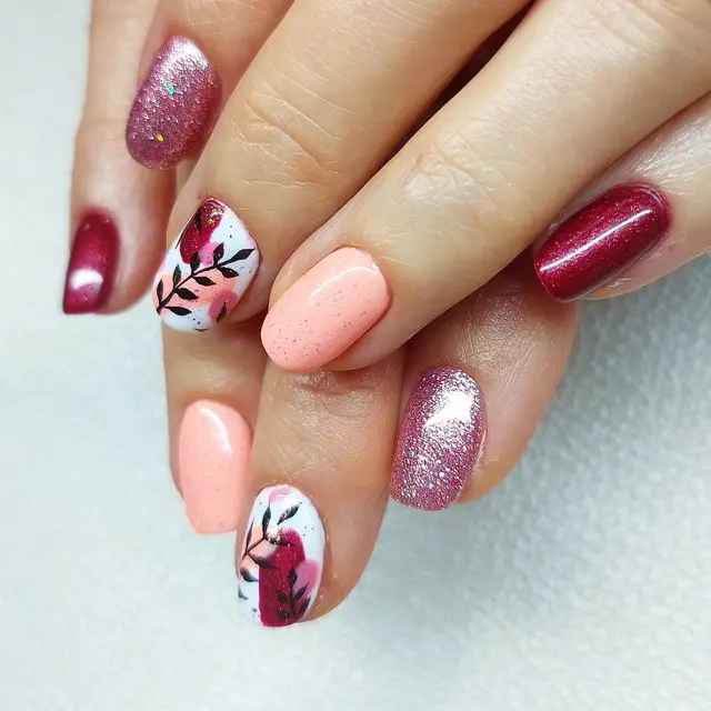Un subtil mélange de couleurs douces et de paillettes pour cette manucure tout en élégance !