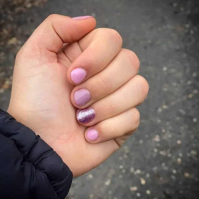 Pose de semi-permanent sur ongles extrêmement court en attendant qu'ils repoussent.