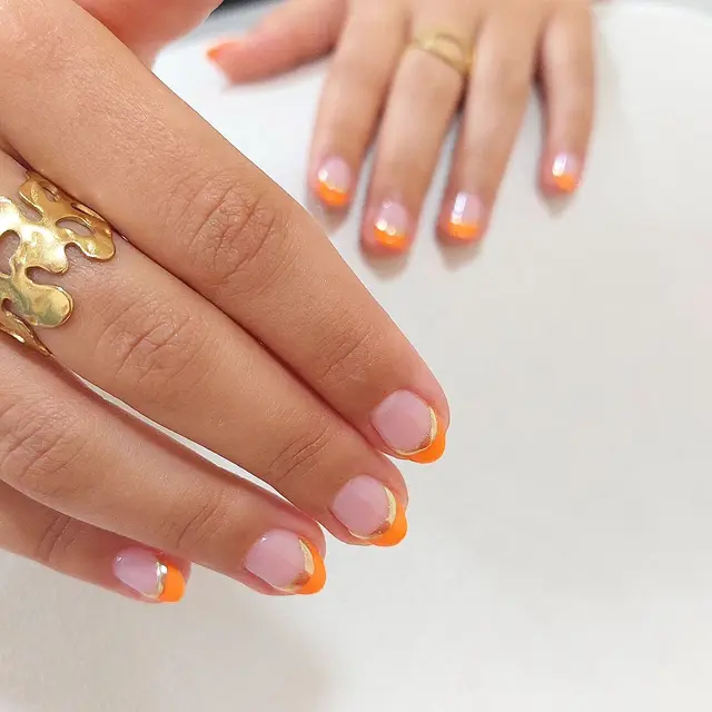 Pop of Orange & Gold Un twist vibrant sur la classique french manucure avec ce joli combo orange et doré Parfait pour…