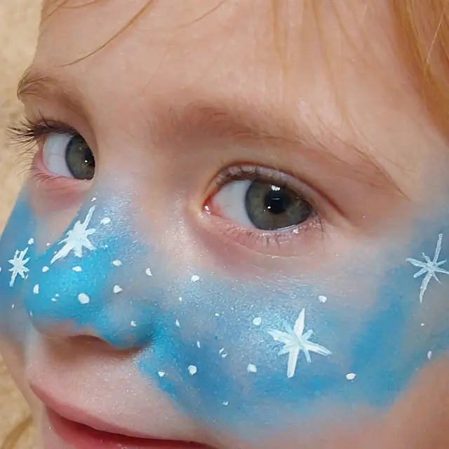 Maquillages de Noël féeriques Laissez la magie des fêtes illuminer les visages de vos enfants avec des maquillages…