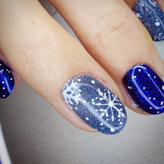 Un nail art féérique pour l'hiver Plongez dans l'univers glacé et scintillant de l'hiver avec cette pose élégante aux…