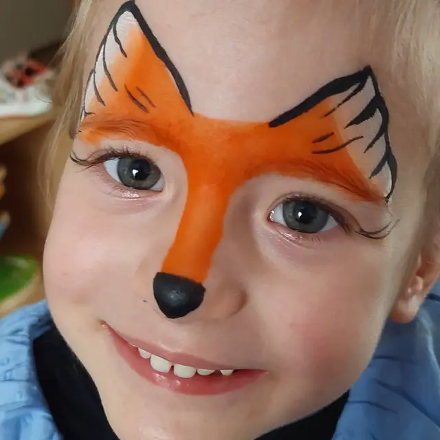 Maquillages de Noël féeriques Laissez la magie des fêtes illuminer les visages de vos enfants avec des maquillages…