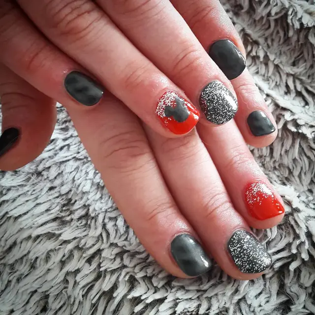 Pose de vernis simple sur ma cousine qui voulais tester sont vernis magnétique.