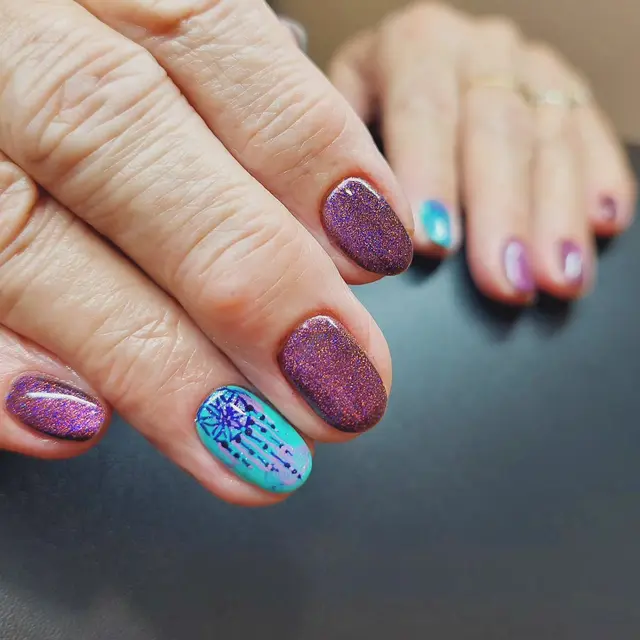 Nail Art à Main Levée Voici une pose pleine de magie et d'éclat réalisée à main levée avec de la peinture acrylique !