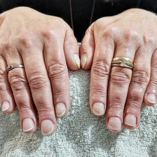 Pose de semi sur ongles courts, avec le avant/après de la manucure à la ponceuse.