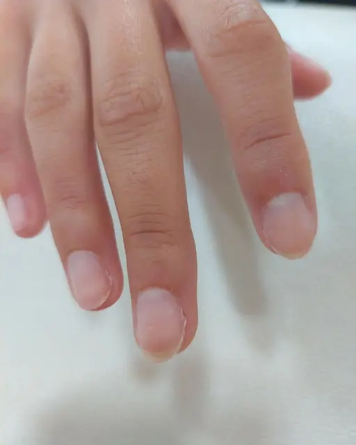Nacre Brillante Un effet perlé et élégant pour des ongles qui capturent la lumière tout en restant subtils Une touche…