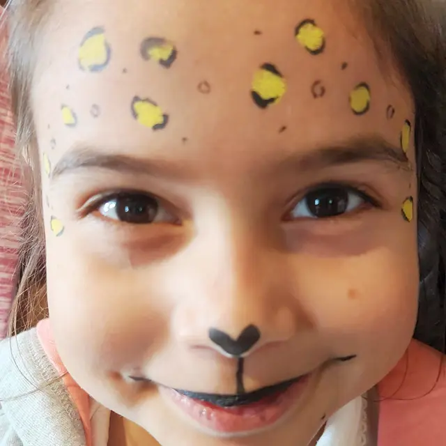 Maquillages de Noël féeriques Laissez la magie des fêtes illuminer les visages de vos enfants avec des maquillages…