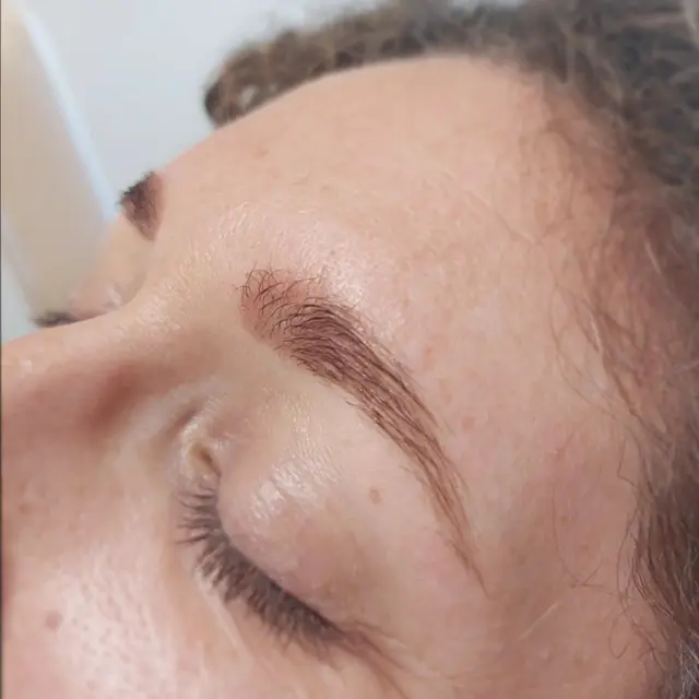 Teinture des sourcils Un petit avant/après pour montrer la différence que peut faire une simple teinture de sourcils !