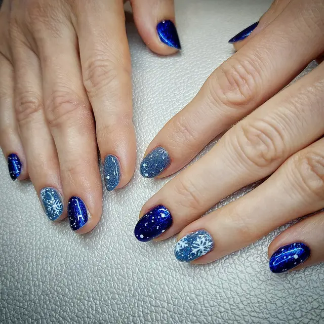 Un nail art féérique pour l'hiver Plongez dans l'univers glacé et scintillant de l'hiver avec cette pose élégante aux…