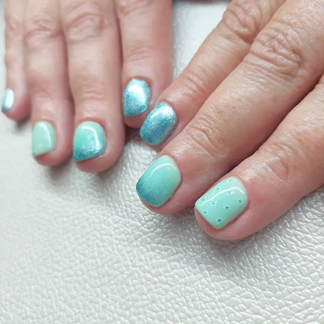 Douceur Mentholée Sublimez vos mains avec cette manucure aux nuances de bleu et de vert mentholé.