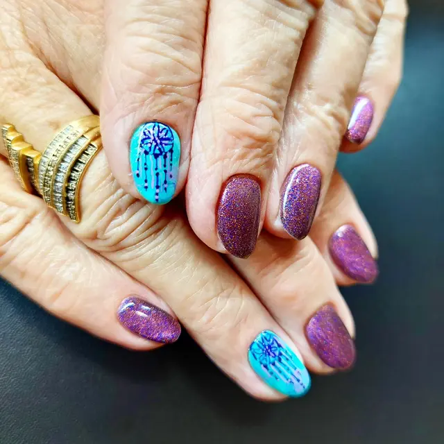 Nail Art à Main Levée Voici une pose pleine de magie et d'éclat réalisée à main levée avec de la peinture acrylique !