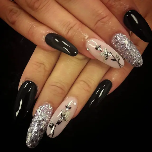 Delicate flower (I really love to do nail art thank you Kim ^^) Book in for a nail art :)