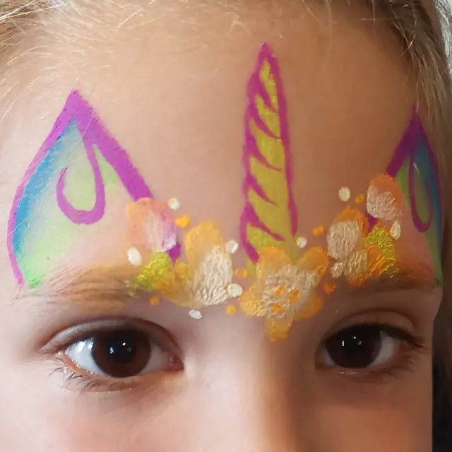 Maquillages de Noël féeriques Laissez la magie des fêtes illuminer les visages de vos enfants avec des maquillages…