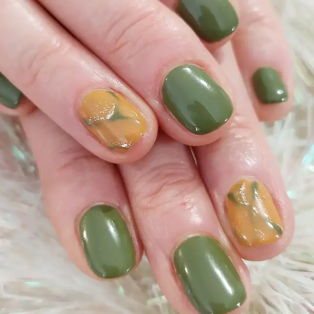 Semi-permanent Kaki et camel marbré sur ongles naturels