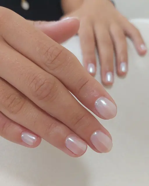 Nacre Brillante Un effet perlé et élégant pour des ongles qui capturent la lumière tout en restant subtils Une touche…