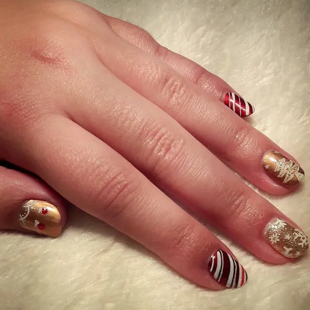 Journée très calme au boulot j'en ai profité pour m'amuser sur mes ongles ^^
