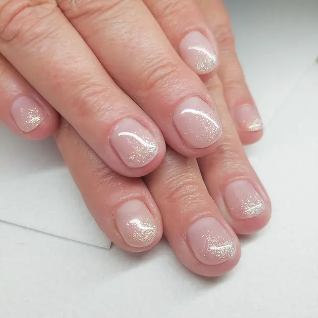 Oui on peut avoir une jolie pose de semi-permanent sur des ongles très courts