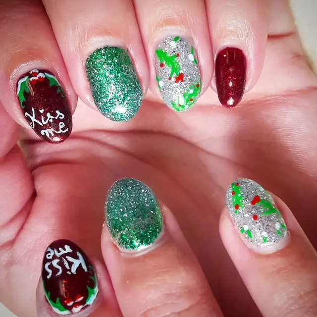 Kiss me ^^ share my passion for the nail art with thank you for my second hand ;)