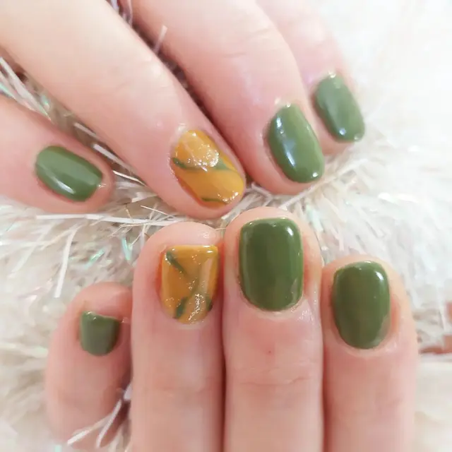 Semi-permanent Kaki et camel marbré sur ongles naturels