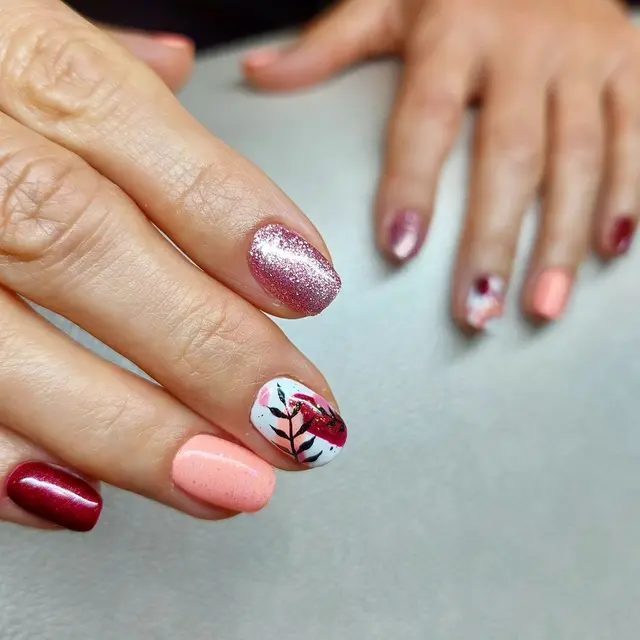 Un subtil mélange de couleurs douces et de paillettes pour cette manucure tout en élégance !