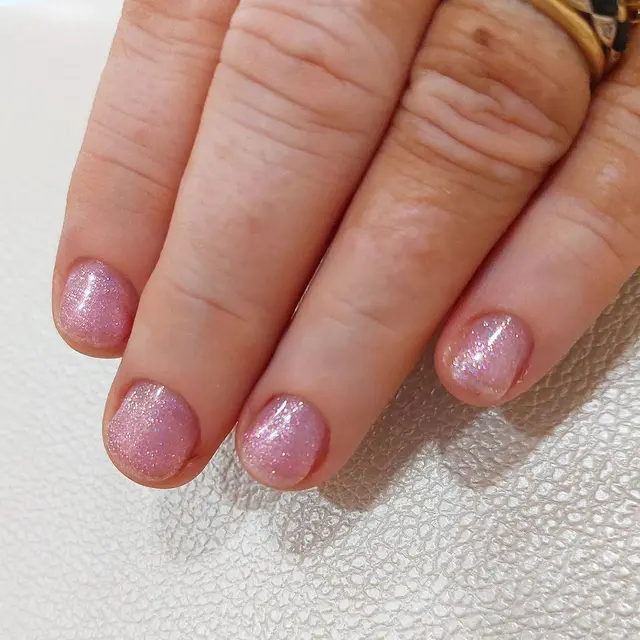 On partait de loins, après 1 mois, 1 semaine et 2 poses d'extensions, nous voila avec le semi-permanent sur ongles…