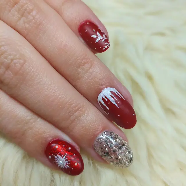 Le mois de Décembre s'installe, les jolis nail art de Noël n'attendent que vous!