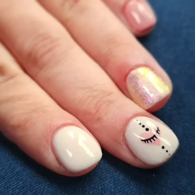 Design Minimaliste et Touche Scintillante Un mélange parfait entre douceur et fun avec ce nail art simple mais ultra…