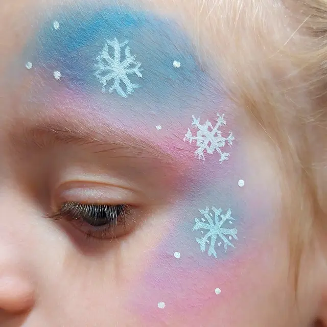Maquillages de Noël féeriques Laissez la magie des fêtes illuminer les visages de vos enfants avec des maquillages…