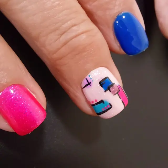 " Un peu de fun sur les ongles avec ce mix de couleurs et motifs !