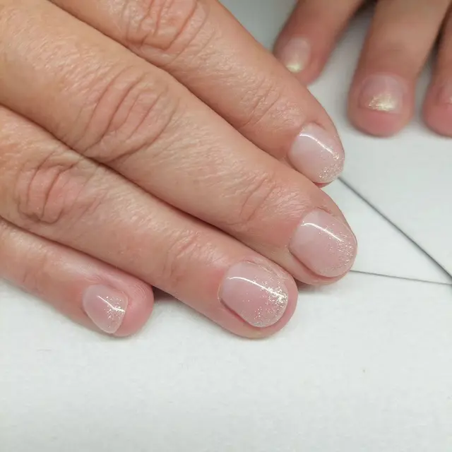 Oui on peut avoir une jolie pose de semi-permanent sur des ongles très courts