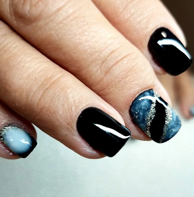 Le noir élégant revisité Osez le chic intemporel du noir, sublimé par des touches d'effet marbré et des détails…