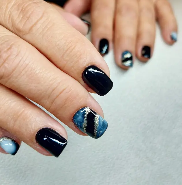 Le noir élégant revisité Osez le chic intemporel du noir, sublimé par des touches d'effet marbré et des détails…