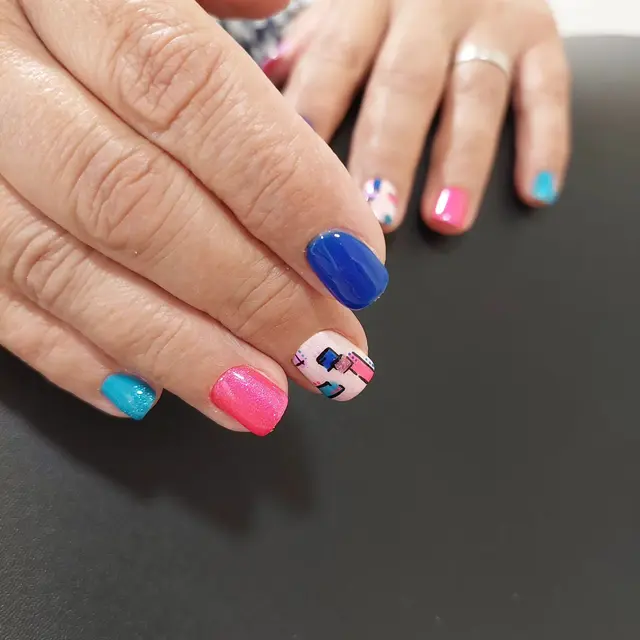 " Un peu de fun sur les ongles avec ce mix de couleurs et motifs !