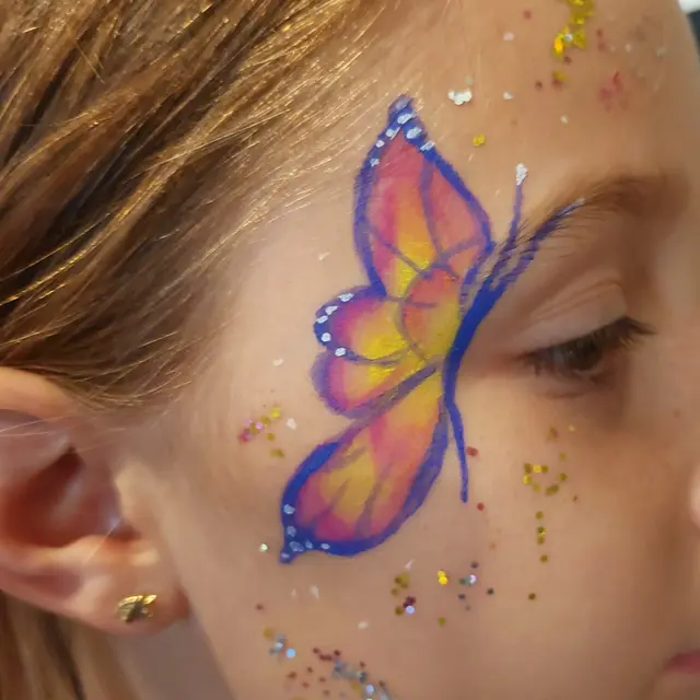 Maquillages de Noël féeriques Laissez la magie des fêtes illuminer les visages de vos enfants avec des maquillages…