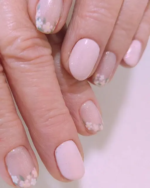 Dans 1 semaine je serais enfin Mme et pour l'occasion je fait les ongles de pas mal de mes invitées d'honneur, on…