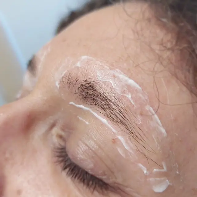 Teinture des sourcils Un petit avant/après pour montrer la différence que peut faire une simple teinture de sourcils !