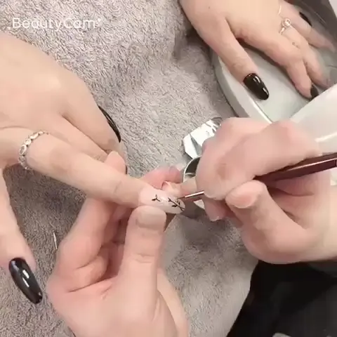 Delicate flower (I really love to do nail art thank you Kim ^^) Book in for a nail art :)