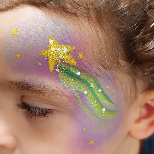 Maquillages de Noël féeriques Laissez la magie des fêtes illuminer les visages de vos enfants avec des maquillages…