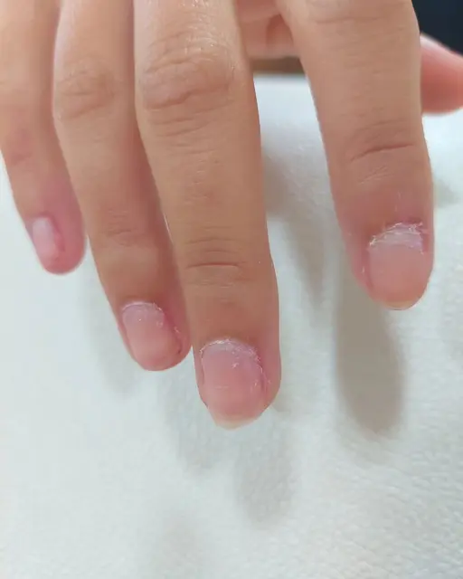 Nacre Brillante Un effet perlé et élégant pour des ongles qui capturent la lumière tout en restant subtils Une touche…