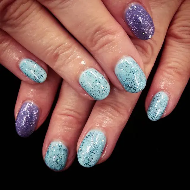 This lady works in so she ask me to do a vintage phone on her nails ^^ Done in