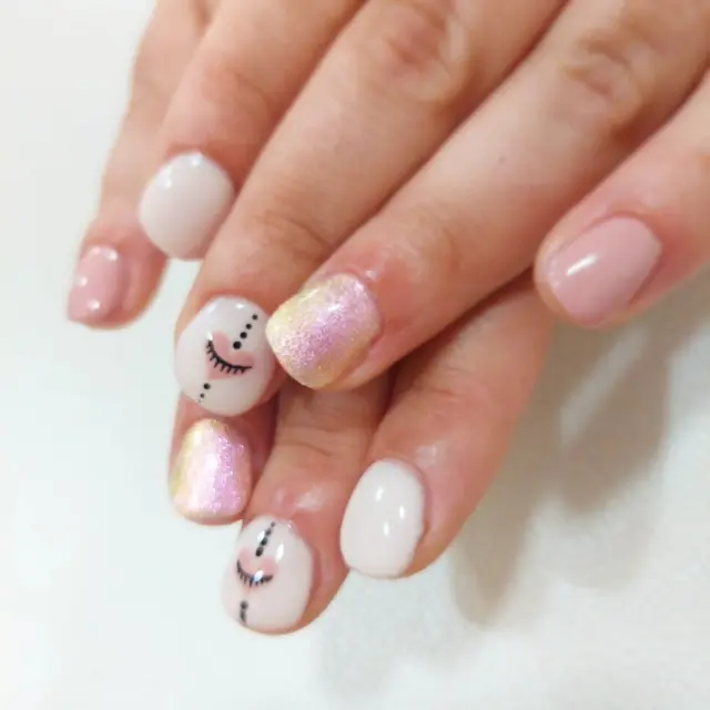 Design Minimaliste et Touche Scintillante Un mélange parfait entre douceur et fun avec ce nail art simple mais ultra…