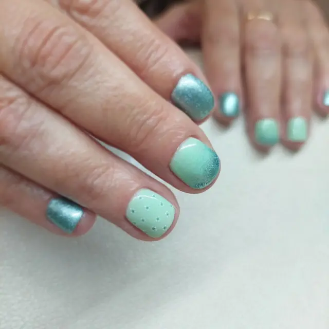 Douceur Mentholée Sublimez vos mains avec cette manucure aux nuances de bleu et de vert mentholé.