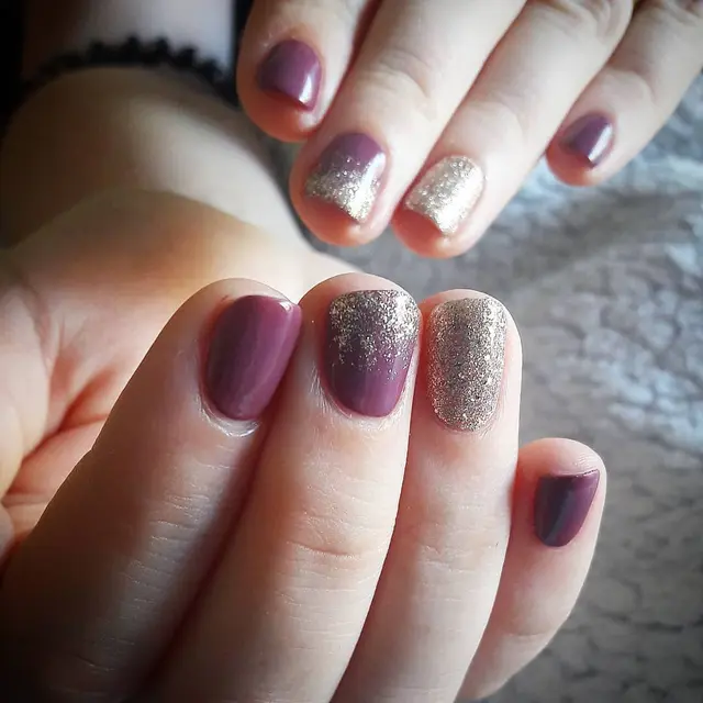 Les 1er ongles en semi de ma copinette :) Couleurs: "008" et "Amber gold"