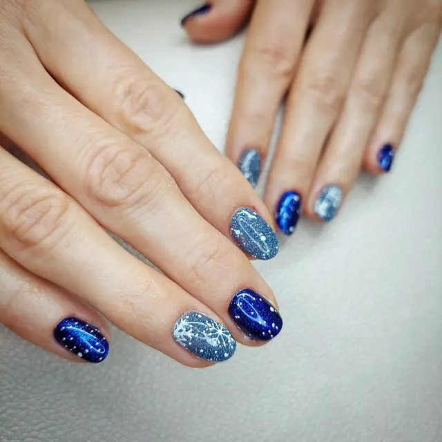 Un nail art féérique pour l'hiver Plongez dans l'univers glacé et scintillant de l'hiver avec cette pose élégante aux…