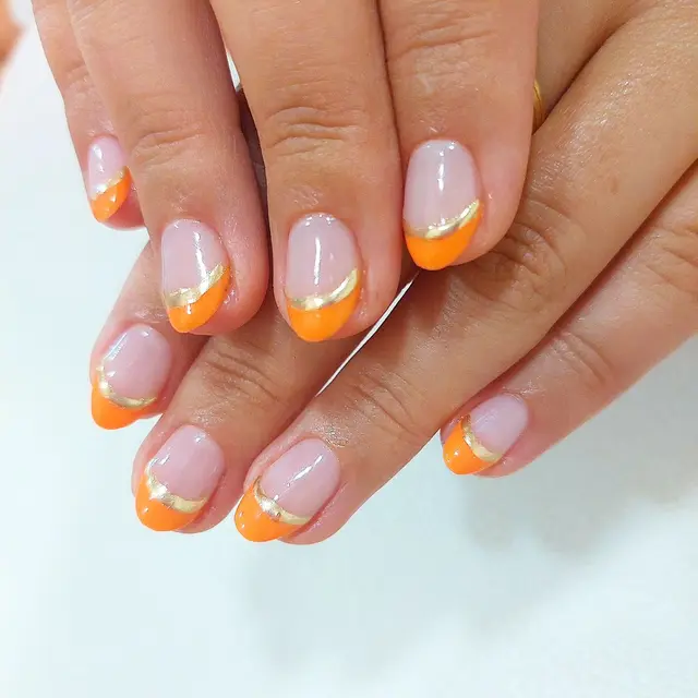 Pop of Orange & Gold Un twist vibrant sur la classique french manucure avec ce joli combo orange et doré Parfait pour…