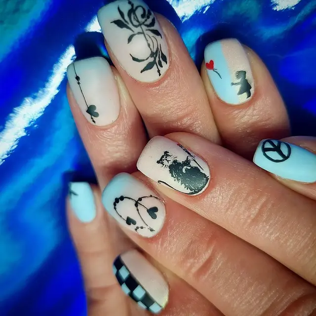 Un nail art sur mesure avec des oeuvres de l'artiste BANKSY